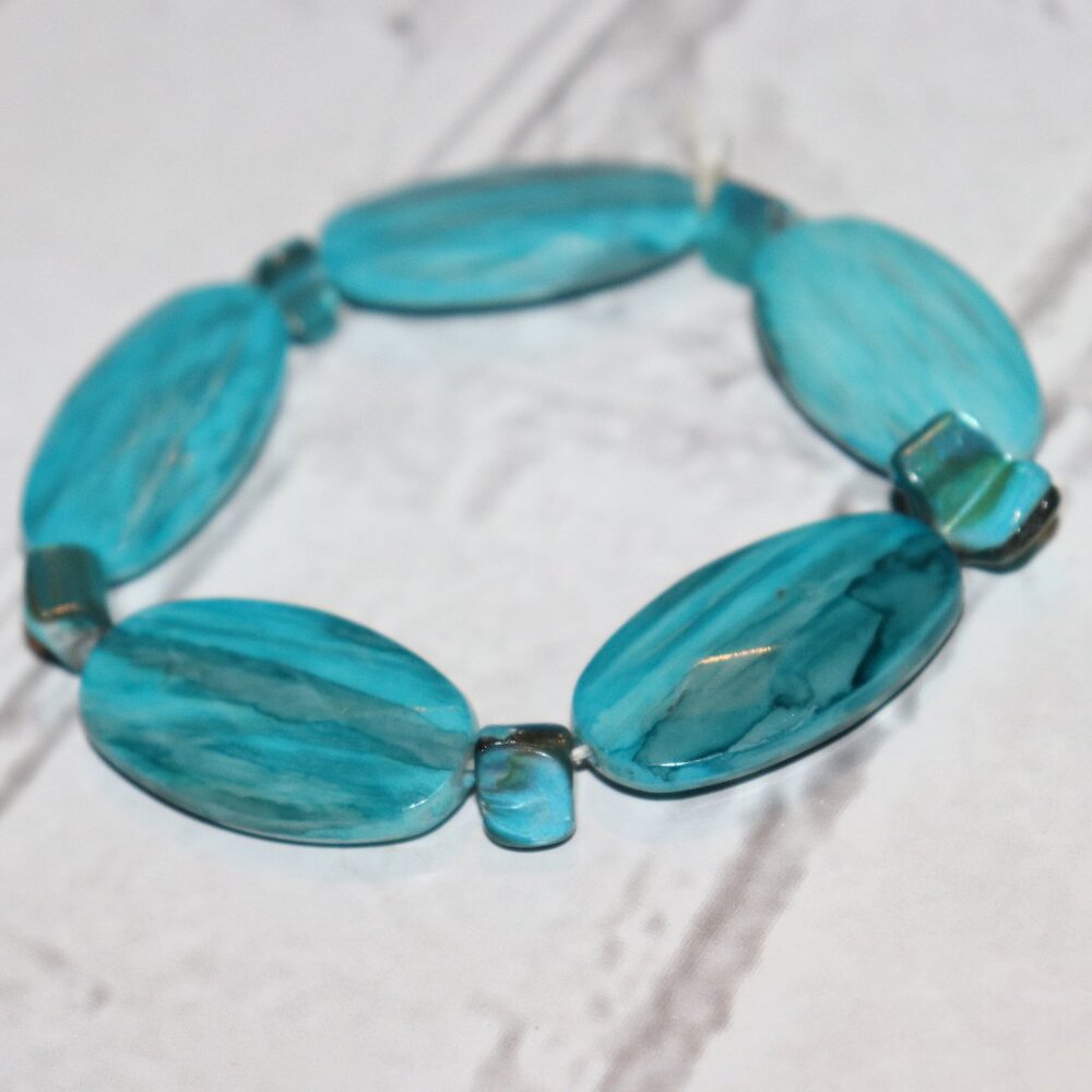Beautiful aqua blue beaded bracelet with shell beads 8"